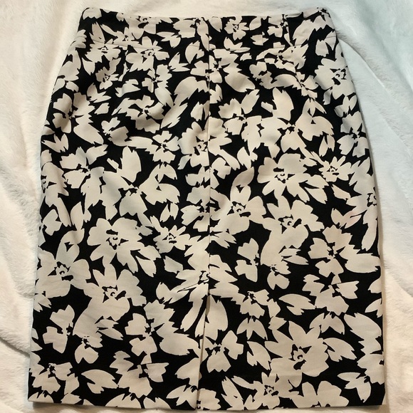 LOFT Pencil Skirt Size 2 - Picture 2 of 8